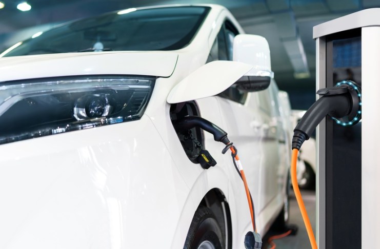 La movilidad eléctrica redefine la forma de transporte moderno. Foto: Scharfsinn/Shutterstock.