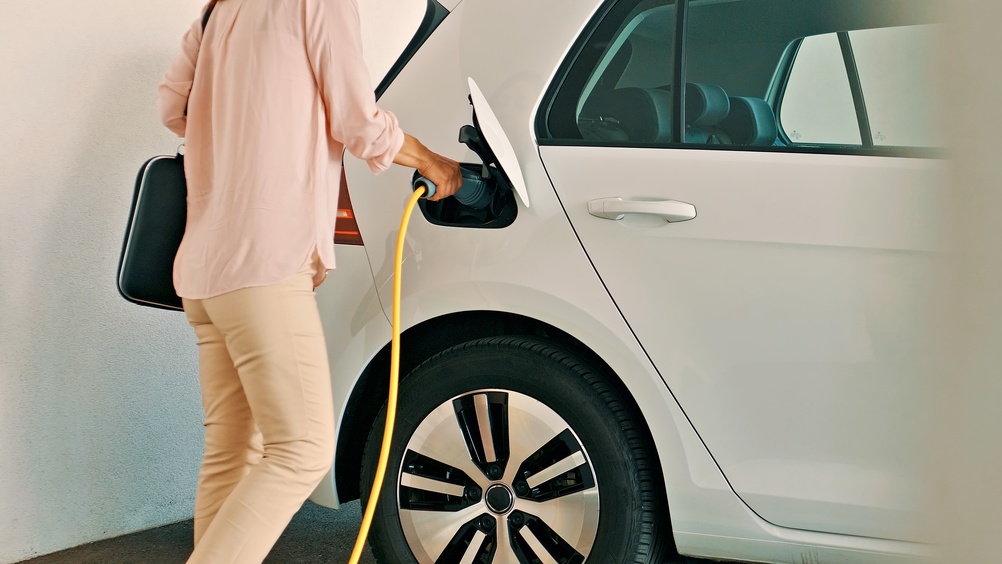 Tecnología y sostenibilidad se combinan en los vehículos eléctricos. Foto: WK-Production/ Shutterstock.