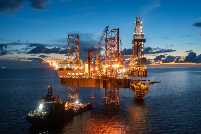 Aerial,Top,View,Of,Offshore,Jack,Up,Rig,And,Offshore Ante la posibilidad de un acuerdo entre Estados Unidos e Irán, el precio del petróleo abrió este viernes en USD 95.
