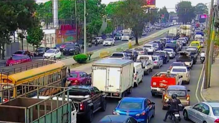 La salida de la ciudad por medio de la Calzada Aguilar Batres, zona 11 para la ruta a El Pacífico está afectada informó la PMT.