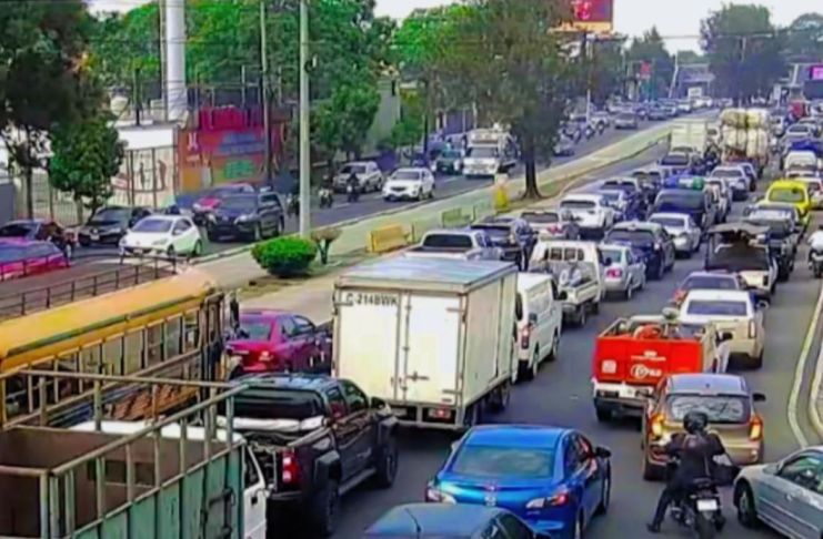 La salida de la ciudad por medio de la Calzada Aguilar Batres, zona 11 para la ruta a El Pacífico está afectada informó la PMT.