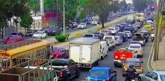 Accidente en kilómetro 22.8 de la ruta al Pacífico colapsa el tránsito en Aguilar Batres y Periférico La salida de la ciudad por medio de la Calzada Aguilar Batres, zona 11 para la ruta a El Pacífico está afectada informó la PMT.
