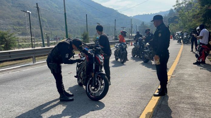 En la entrada y salida hacia Antigua Guatemala, la PNC realiza operativos contra carreras clandestinas de motoristas. Foto La Hora: PNC