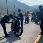 En la entrada y salida hacia Antigua Guatemala, la PNC realiza operativos contra carreras clandestinas de motoristas. Foto La Hora: PNC