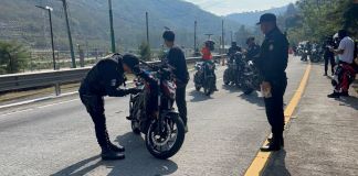 En la entrada y salida hacia Antigua Guatemala, la PNC realiza operativos contra carreras clandestinas de motoristas. Foto La Hora: PNC