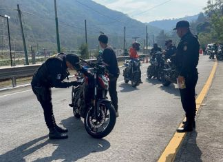 En la entrada y salida hacia Antigua Guatemala, la PNC realiza operativos contra carreras clandestinas de motoristas. Foto La Hora: PNC