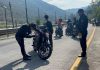 Sancionan a más de 70 motoristas en operativo contra carreras clandestinas en Sacatepéquez En la entrada y salida hacia Antigua Guatemala, la PNC realiza operativos contra carreras clandestinas de motoristas. Foto La Hora: PNC