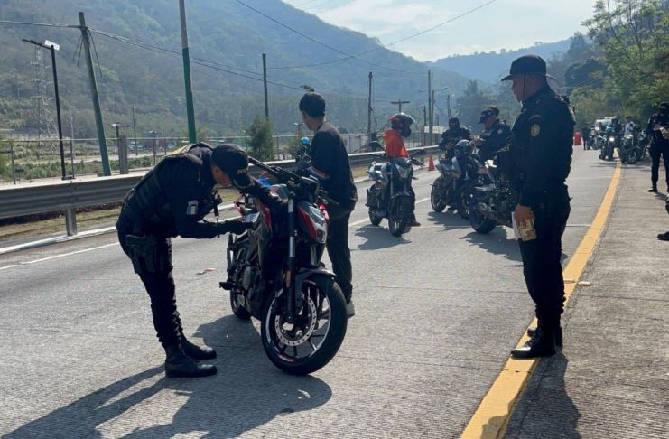 Sancionan a más de 70 motoristas en operativo contra carreras clandestinas en Sacatepéquez En la entrada y salida hacia Antigua Guatemala, la PNC realiza operativos contra carreras clandestinas de motoristas. Foto La Hora: PNC