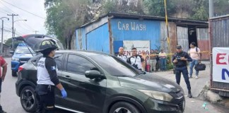 Dos adultos y dos niños viajaban en el vehículo que fue atacado en el bulevar San Rafael, en la zona 18, dos de ellos fallecieron.
