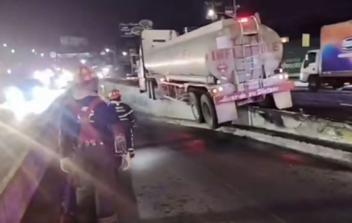En el ingreso al viaducto que conecta a Linda Vista, Villa Nueva, se ha interrumpido por la colisión de un tráiler en el sector. Foto La Hora: captura de pantalla PMT de Villa Nueva