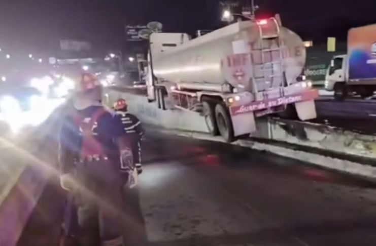 En el ingreso al viaducto que conecta a Villa Linda, Villa Nueva, se ha interrumpido por la colisión de un tráiler en el sector. Foto La Hora: captura de pantalla PMT de Villa Nueva