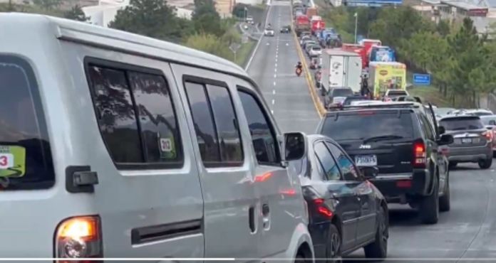La PMT de Villa informó que la salida de vía privada hacia el km.21 ruta CA-9 con dirección al sur, está afectada tras el accidente. Foto La Hora: PMT Villa Nueva