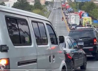 La PMT de Villa informó que la salida de vía privada hacia el km.21 ruta CA-9 con dirección al sur, está afectada tras el accidente. Foto La Hora: PMT Villa Nueva