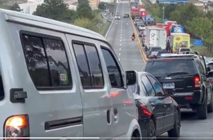 Tráiler accidentado en el km 22.8 complica tránsito en dirección al sur y hacia la capital La PMT de Villa informó que la salida de vía privada hacia el km.21 ruta CA-9 con dirección al sur, está afectada tras el accidente. Foto La Hora: PMT Villa Nueva