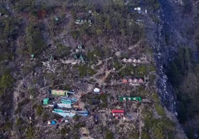 Conap denuncia construcción ilegal de cabañas en zona protegida del Volcán de Acatenango. Foto La Hora: Captura.