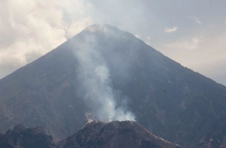 Volcán Santiaguito mantiene emisión de ceniza tras sismo registrado este martes El Volcán Santiaguito, ubicado en Quetzaltenango, registra explosiones y caída de ceniza en áreas cercanas.