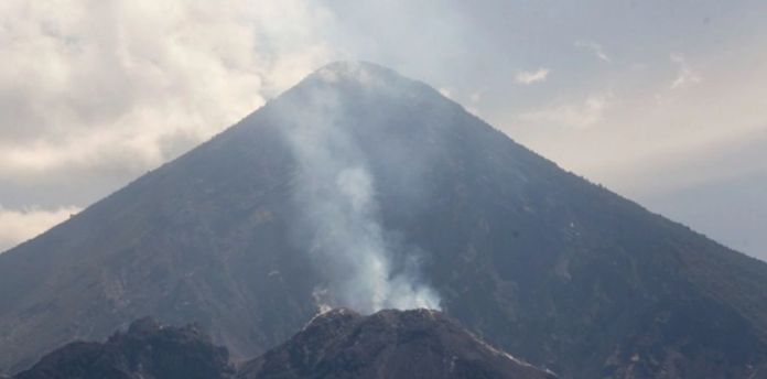 volcan santiaguito El Volcán Santiaguito, ubicado en Quetzaltenango, registra explosiones y caída de ceniza en áreas cercanas.