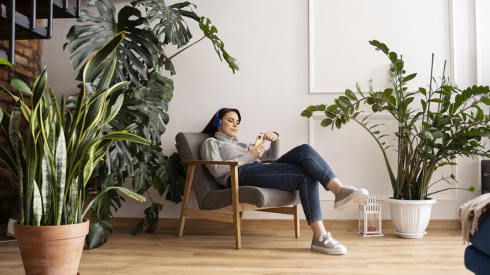 woman-using-smartphone-as-habit Foto: Magnific.
