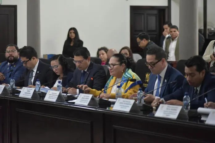 Consuelo Porras y su circulo cercano en una reunión en el Congreso en 2025. Foto La Hora: José Orozco