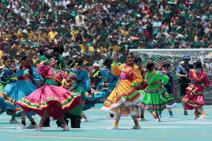 Durante la inauguración se mostraron atuendos inspirados en varias épocas de la historia de México. Foto: EFE.