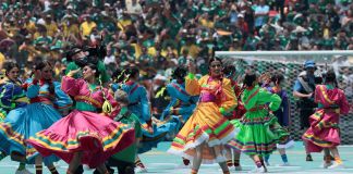 Durante la inauguración se mostraron atuendos inspirados en varias épocas de la historia de México. Foto: EFE.