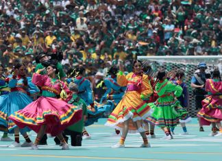 Durante la inauguración se mostraron atuendos inspirados en varias épocas de la historia de México. Foto: EFE.