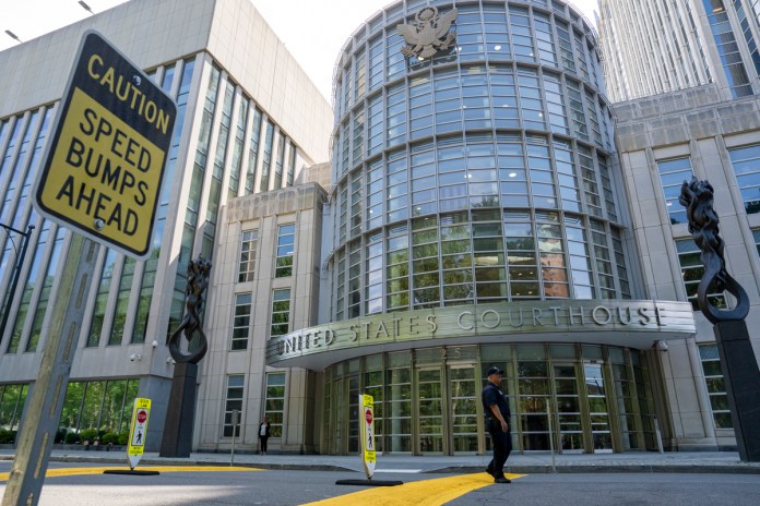 Estados Unidos solicita que el jurado del juicio contra Rafael Caro Quintero sea anónimo Un integrante de la Policía de Nueva York custodia frente a la Corte Federal del Distrito Este donde se lleva a cabo el juicio del narcotraficante mexicano Rafael Caro Quintero este miércoles, en Nueva York (EE.UU.). Foto La Hora: EFE