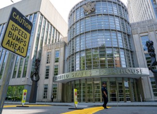 Estados Unidos solicita que el jurado del juicio contra Rafael Caro Quintero sea anónimo Un integrante de la Policía de Nueva York custodia frente a la Corte Federal del Distrito Este donde se lleva a cabo el juicio del narcotraficante mexicano Rafael Caro Quintero este miércoles, en Nueva York (EE.UU.). Foto La Hora: EFE