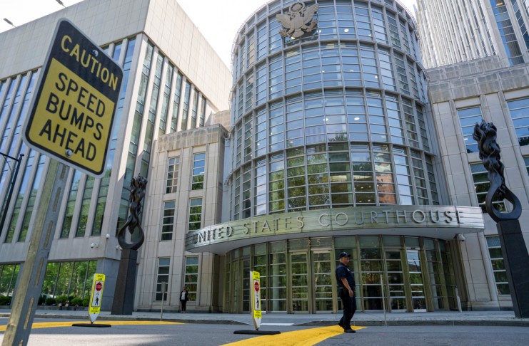 Un integrante de la Policía de Nueva York custodia frente a la Corte Federal del Distrito Este donde se lleva a cabo el juicio del narcotraficante mexicano Rafael Caro Quintero este miércoles, en Nueva York (EE.UU.). Foto La Hora: EFE
