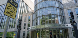 Estados Unidos solicita que el jurado del juicio contra Rafael Caro Quintero sea anónimo Un integrante de la Policía de Nueva York custodia frente a la Corte Federal del Distrito Este donde se lleva a cabo el juicio del narcotraficante mexicano Rafael Caro Quintero este miércoles, en Nueva York (EE.UU.). Foto La Hora: EFE