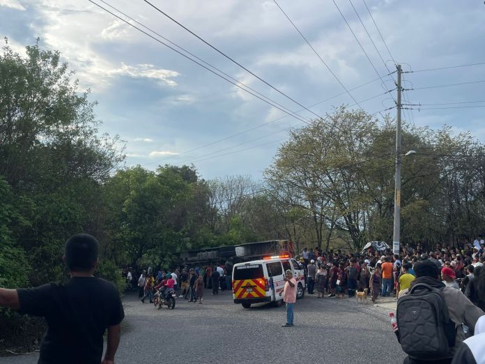 El bus que dejó a 25 personas heridas en la aldea Suacité, San Juan Sacatepéquez, operaba sin limitador de velocidad y licencia para el piloto.