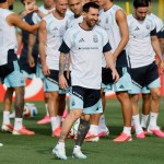 Jugadores de Argentina participan detrás de Lionel Messi en un entrenamiento este jueves, en Kansas City (EE.UU.). Foto La Hora: EFE
