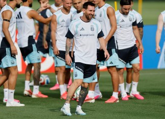 Jugadores de Argentina participan detrás de Lionel Messi en un entrenamiento este jueves, en Kansas City (EE.UU.). Foto La Hora: EFE