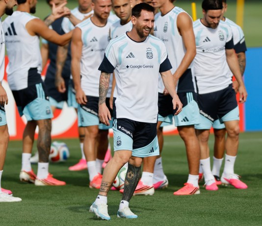 Jugadores de Argentina participan detrás de Lionel Messi en un entrenamiento este jueves, en Kansas City (EE.UU.). Foto La Hora: EFE