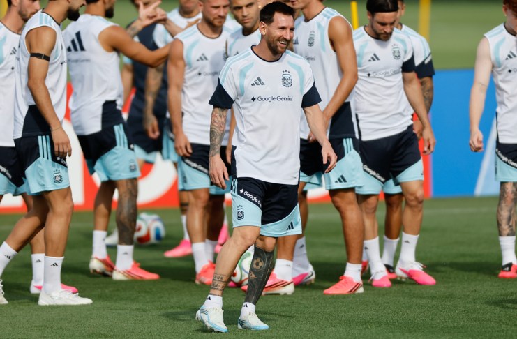 Jugadores de Argentina participan detrás de Lionel Messi en un entrenamiento este jueves, en Kansas City (EE.UU.). Foto La Hora: EFE