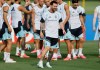 Jugadores de Argentina participan detrás de Lionel Messi en un entrenamiento este jueves, en Kansas City (EE.UU.). Foto La Hora: EFE
