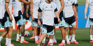 Messi se prepara y puede adueñarse del récord de goleador absoluto Jugadores de Argentina participan detrás de Lionel Messi en un entrenamiento este jueves, en Kansas City (EE.UU.). Foto La Hora: EFE
