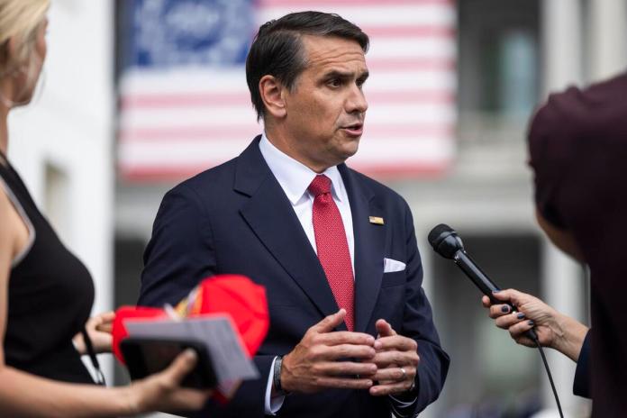 Trump nomina a Todd Blanche para fiscal general de EE.UU. en sustitución de Pam Bondi