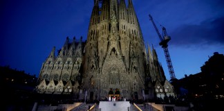 El papa León XIV bendice, esparciendo el agua bendita con el hisopo, la Torre de Jesús, tras la misa celebrada en la Sagrada Familia, este miércoles en Barcelona dentro de la visita oficial del Papa a España. Foto La Hora: EFE