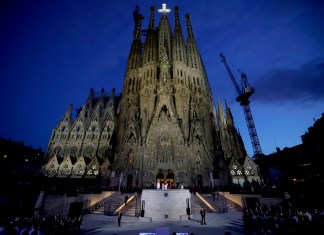 El papa León XIV bendice, esparciendo el agua bendita con el hisopo, la Torre de Jesús, tras la misa celebrada en la Sagrada Familia, este miércoles en Barcelona dentro de la visita oficial del Papa a España. Foto La Hora: EFE