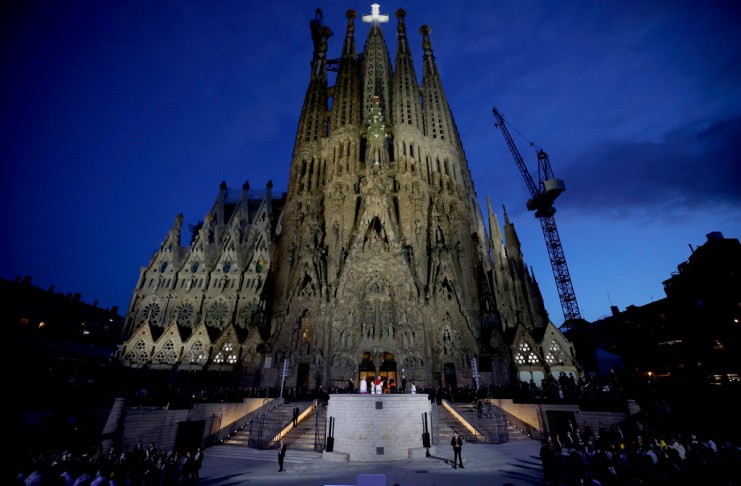 El papa León XIV bendice, esparciendo el agua bendita con el hisopo, la Torre de Jesús, tras la misa celebrada en la Sagrada Familia, este miércoles en Barcelona dentro de la visita oficial del Papa a España. Foto La Hora: EFE