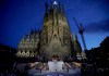 El papa León XIV bendice, esparciendo el agua bendita con el hisopo, la Torre de Jesús, tras la misa celebrada en la Sagrada Familia, este miércoles en Barcelona dentro de la visita oficial del Papa a España. Foto La Hora: EFE