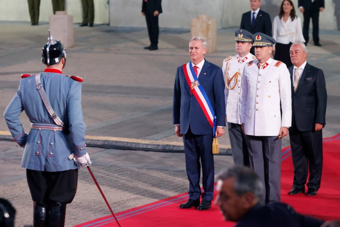 Fotografía del 11 de marzo de 2026 del presidente de Chile, José Antonio Kast (c), durante el cambio de mando presidencial, en Santiago (Chile). Foto La Hora: EFE