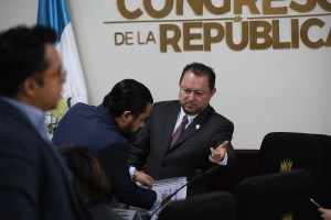 Diputado presenta amparo contra CSU para que se abstenga de juramentar a Mazariegos como rector