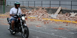 Un motociclista transita cerca de escombros este miércoles, en Caracas (Venezuela). Un terremoto de magnitud 7.1. Foto La Hora: EFE