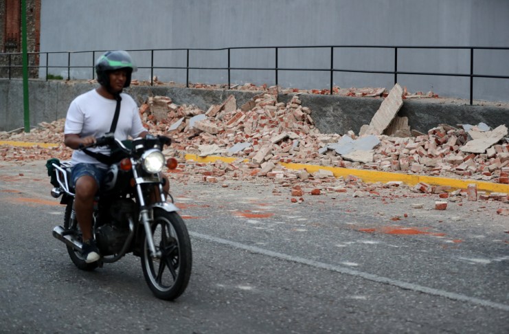 Un motociclista transita cerca de escombros este miércoles, en Caracas (Venezuela). Un terremoto de magnitud 7.1. Foto La Hora: EFE