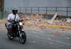 Un motociclista transita cerca de escombros este miércoles, en Caracas (Venezuela). Un terremoto de magnitud 7.1. Foto La Hora: EFE