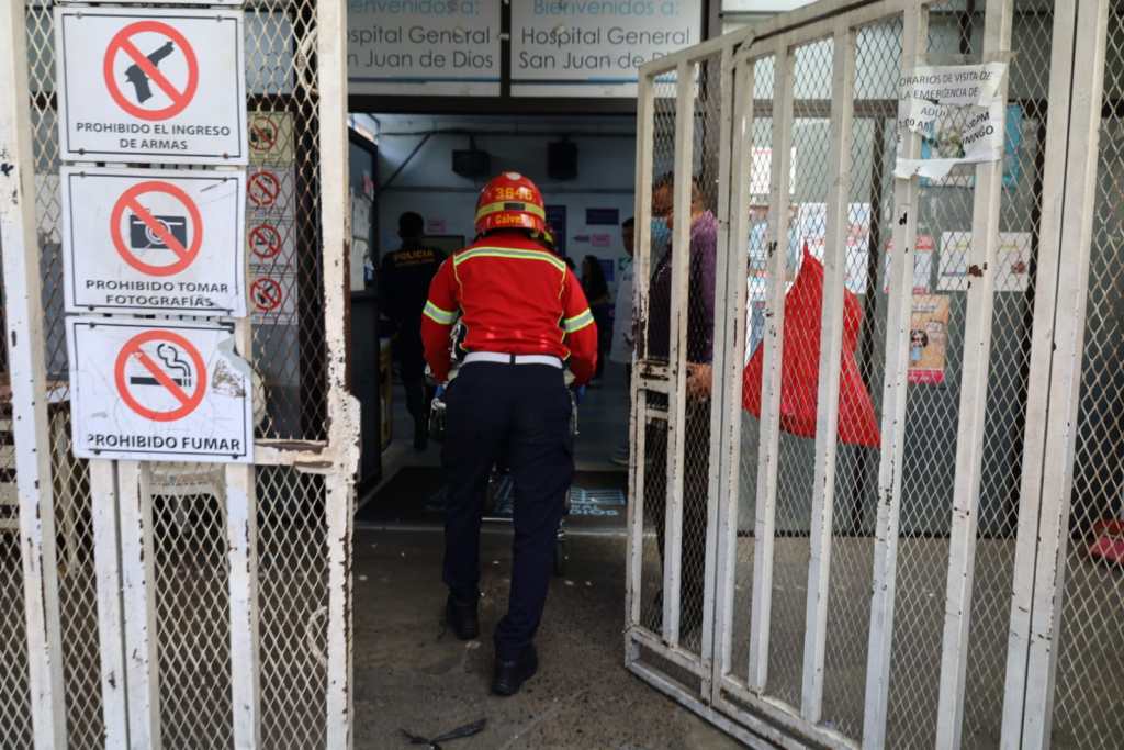 El supuesto responsable del ataque fue llevado al Hospital General San Juan de Dios tras ser vapuleado. Foto La Hora: Bomberos Municipales