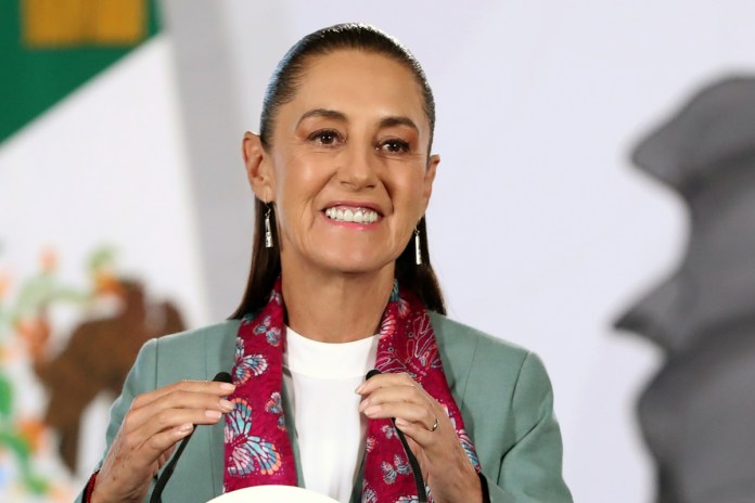 Sheinbaum asegura que es La presidenta de México, Claudia Sheinbaum, habla durante una rueda de prensa este martes, en el Palacio Nacional de Ciudad de México (México). Foto La Hora: EFE