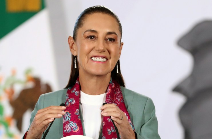 Sheinbaum asegura que es «probable» una reunión con el rey Felipe VI en Ciudad de México La presidenta de México, Claudia Sheinbaum, habla durante una rueda de prensa este martes, en el Palacio Nacional de Ciudad de México (México). Foto La Hora: EFE